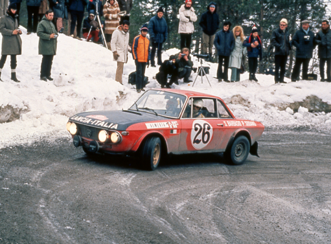 La Lancia Fulvia est la première voiture à apporter le succès à la Squadra Corse HF. Ici, Sergio Barbasio et Piero Sodano au Rallye de Monte Carlo de 1972 (classés 6e). © IXO Collections SAS - Tous droits réservés. Crédits photo © Lancia D.R.