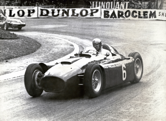 En Formule 1, la Lancia D50 a récolté quelques places d’honneur dans des épreuves hors Championnat, comme ici Alberto Ascari au Grand Prix de Pau de 1955 où il termine 5e. © IXO Collections SAS - Tous droits réservés. Crédits photo © Lancia D.R.