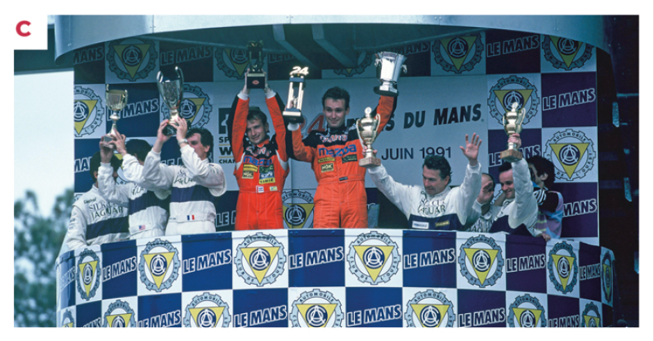 C. Los pilotos de Mazda Volker Weidler y Bertrand Gachot (con mono naranja) celebraron su victoria en el podio junto a sus rivales del equipo Jaguar TWR. Johnny Herbert estuvo ausente a causa de una enfermedad. © IXO Collections SAS - Tous droits réservés. 