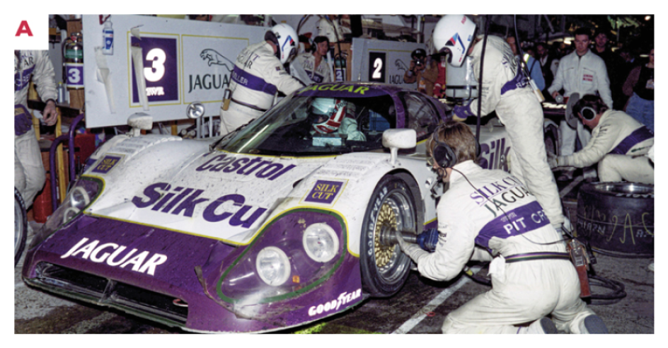 A. La XJR12 n° 3 de Nielsen, Cobb et Brundle lors d’un arrêt ravitaillement dans la nuit du 16 au 17 juin 1990. © IXO Collections SAS - Tous droits réservés. 