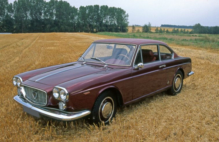 The first version of the Lancia Flavia Coupé, designed by Pininfarina in 1962, was distinguished by its prominent grille. © IXO Collections SAS - Tous droits réservés. Crédits photo © Lancia D.R.