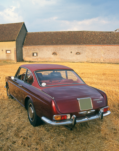 L’arrière du coupé 2+2 Pininfarina, particulièrement soigné, présente une ligne en pente douce qui vient mourir très bas sur le couvercle du coffre. © IXO Collections SAS - Tous droits réservés. Crédits photo © Lancia D.R.