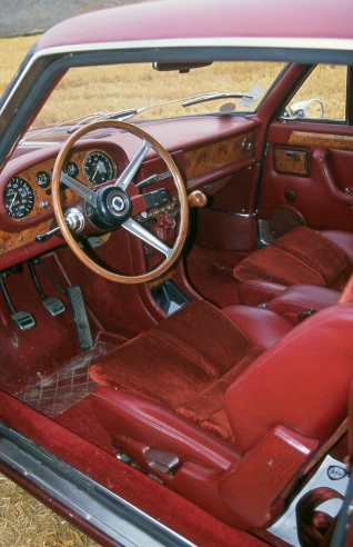 The dashboard of the 1800 coupé is both efficient, with instrumentation to match that of a sports car, and refined, with precious wood trim. © IXO Collections SAS - Tous droits réservés. Crédits photo © Lancia D.R.