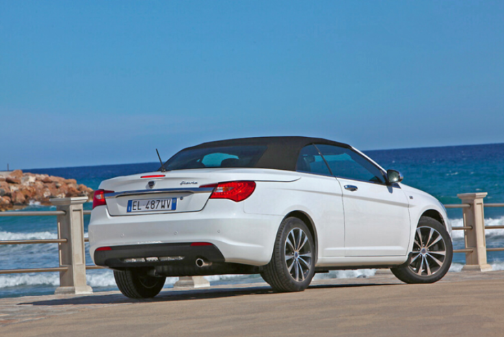 L’absence de toit rigide escamotable, qui était pourtant prévu initialement, est un argument qui a été reproché au cabriolet Flavia II. © IXO Collections SAS - Tous droits réservés. Crédits photo © Lancia D.R.