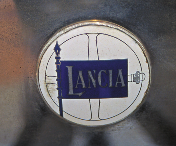 El emblema "moderno" de Lancia con la lanza y el volante apareció en las calandras de los modelos Kappa y Lambda a partir de 1922. © IXO Collections SAS - Tous droits réservés. Crédits photo © Lancia D.R.