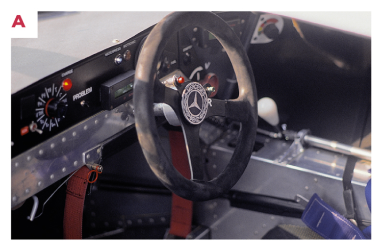 A. The involvement of Mercedes-Benz in the project is reflected in the fact that the company's brand appears on the steering wheel. © IXO Collections SAS - Tous droits réservés. 