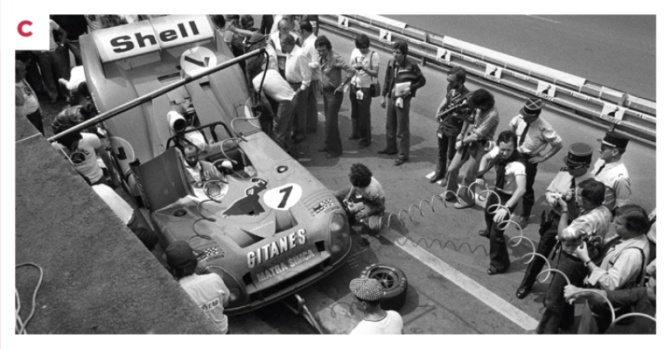 C. Henri Pescarolo sur la Matra n° 7 arrêtée au stand aux 24 Heures du Mans 1974. Malgré deux longs arrêts causés par des pannes d’allumage et de boîte de vitesses, la voiture réussit à conserver une partie de l’avance accumulée. © IXO Collections SAS - Tous droits réservés. 