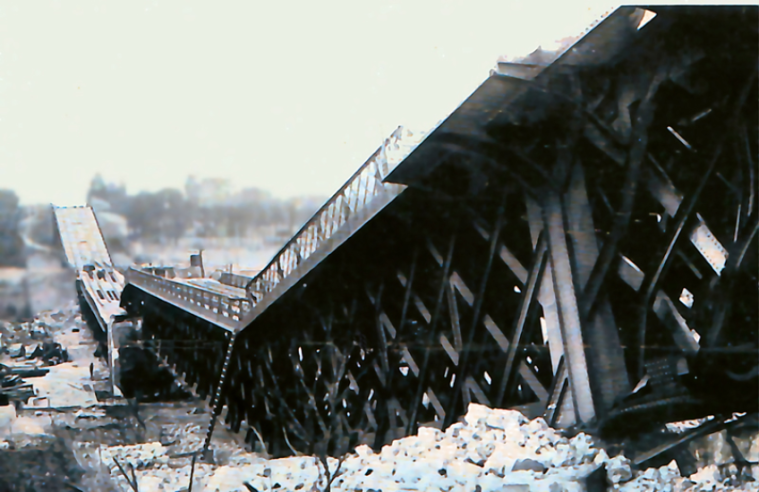 A staggering sight of a magnificent large "lower deck-cage" bridge blown up at several points. It is possible that these are the viaducts over the Marne, on the eastern outskirts of Paris.   © IXO Collections SAS - Tous droits réservés. Crédits photo © Collection Trainsconsultant-Lamming