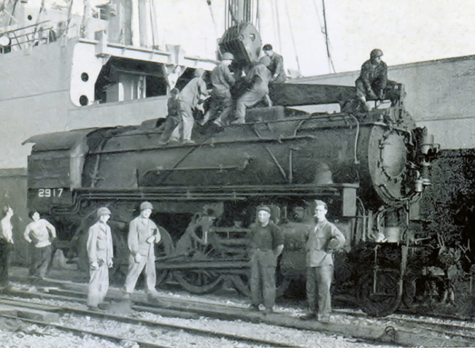 Locomotiva leggera americana del tipo 140-U (meno nota della 141-R) utilizzata per i treni merci, sbarcata a Cherbourg nel 1944. © IXO Collections SAS - Tous droits réservés. Crédits photo ©  doc. revue « Chemins de fer » AFAC.