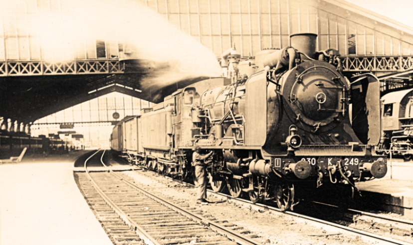 Locomotive type 230.K, No. 249, dated 1908. It concerns the 103 to 280 speed series known as "type K Est", seen here in Troyes station, around 1950. A 141-R is visible on the right of the photograph. © IXO Collections SAS - Tous droits réservés. Crédits photo © document HM Petiet.