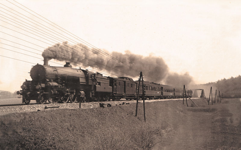 O "Orient-Express" em todo o seu esplendor, azul sólido, rebocado por um Gölsdorf série 132 310 de 1911. Quatro vagões e dois vagões de mercadorias é o limite permitido para estas locomotivas. Na década de 1950, a composição manteve-se a mesma. © IXO Collections SAS - Tous droits réservés. Crédits photo  © Collection Trainsconsultant-Lamming