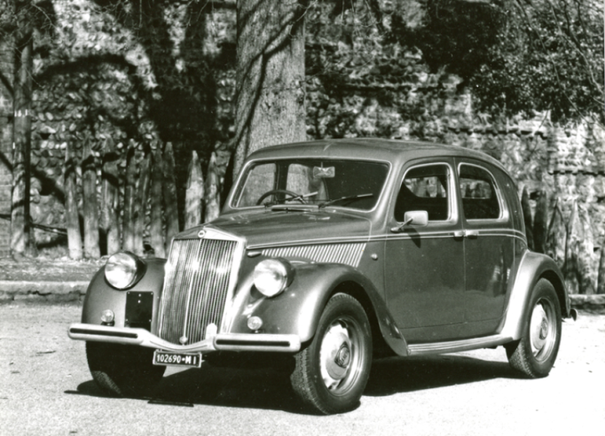 La carrosserie offre une bonne habitabilité pour quatre personnes et son accessibilité est aisée grâce à ses portières à ouverture opposée et l’absence de montant central.  © IXO Collections SAS - Tous droits réservés. Crédits photo © Lancia D.R.