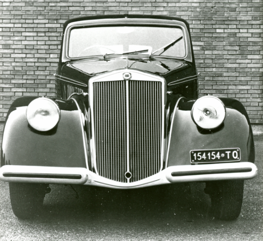 Der charakteristische Lancia-Aprilia-Kühlergrill wird bei der Aurelia fortgesetzt. Wie alle Vorkriegs Lancia-Modelle hatte der Aprilia einen Rechtslenker. © IXO Collections SAS - Tous droits réservés. Crédits photo © Lancia D.R.