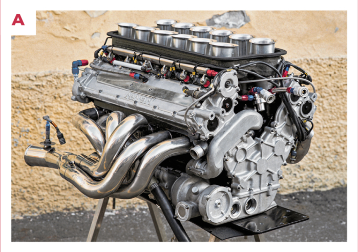 A. The V12 engine with five valves per cylinder had a unit displacement of 333 cm3 , the value adopted to designate the model. It developed a maximum power of 650 bhp at 11,000 rpm. © IXO Collections SAS - Tous droits réservés. 