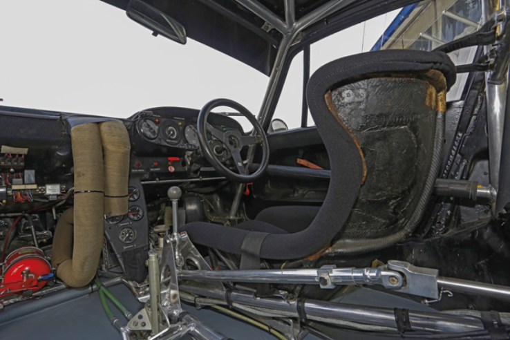 A GERMAN CAR WITH ENGLISH DRIVINGThe interior of the 935/78 contained only what was strictly necessary to the driver. To make the driver's job easier, designer Norbert Singer adopted a design already used by Porsche's Sport-Prototype cars and placed the steering wheel on the right-hand side. This choice was dictated by the fact that the majority of the major circuits, including Le Mans, were run in a clockwise direction and that most of their bends were on the right. The driver on this side of the track can therefore see the approach more clearly, closely follow the edge of the track and determine the best entry, cornering and exit points, i.e. determine the best trajectory to navigate the bend at the highest possible speed.