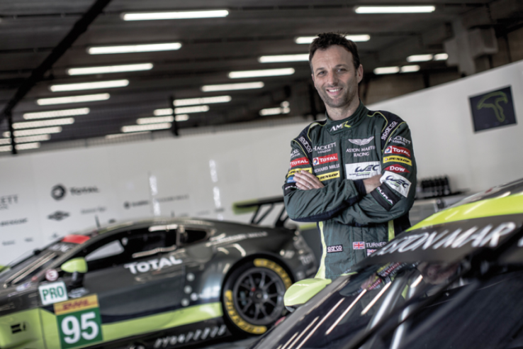 L’Anglais Darren Turner dans le stand du circuit de Spa : il est le seul de son équipage déjà classé pilote Platine au départ des 24 Heures du Mans 2017.© IXO Collections SAS - Tous droits réservés. 