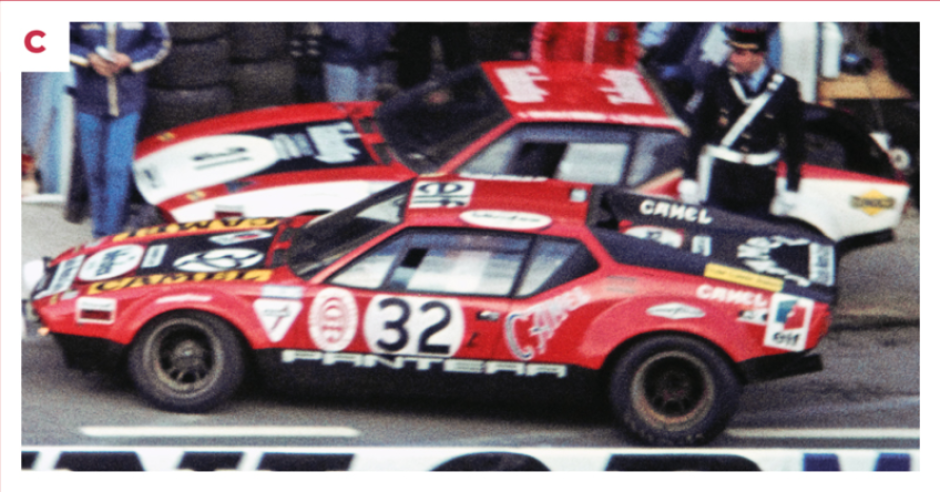 C. La Pantera n° 32 du Team Dubois devant les stands du Mans en 1972, à côté de la deuxième voiture de l’écurie Montjuich confiée à Herbert Müller et Cox Kocher. © IXO Collections SAS - Tous droits réservés. 