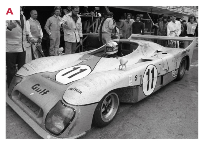 A. Arrêt au stand pour Derek Bell lors des 24 Heures du Mans 1975. Pendant la seconde partie de la course, la voiture exige des réparations qui consomment la quasi-totalité de l’avance sur la Ligier. Celles-ci seront toutefois achevées à temps pour assurer la victoire.© IXO Collections SAS - Tous droits réservés. 