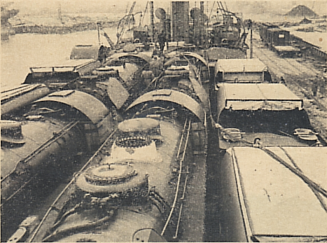 View of the 141-R's "deck", taken on the Belpamela when it arrived in Le Havre on 27 November 1946. On the right, fuel tenders. Note the dismantling, although not systematic, of the delicate sheet metal "dome caps", which can suffer during transport and especially when craned. © IXO Collections SAS - Tous droits réservés. Crédits photo © Collection Trainsconsultant-Lamming