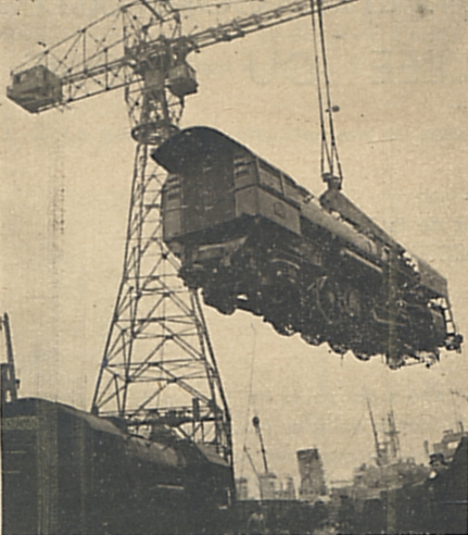 Descarga de un 141-R en Amberes en 1945, con una "barcaza grúa" militar americana flotando entre el buque "Vedby" y el muelle.  © IXO Collections SAS - Tous droits réservés. Crédits photo © Collection Trainsconsultant-Lamming