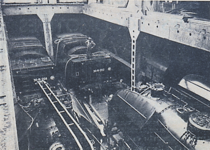 À Anvers, en 1945, sur le navire « Vedby ». Les 141-R et les tenders attendent leur déchargement. À gauche, une poutre de levage est posée sur une locomotive.  © IXO Collections SAS - Tous droits réservés. Crédits photo © Collection Trainsconsultant-Lamming