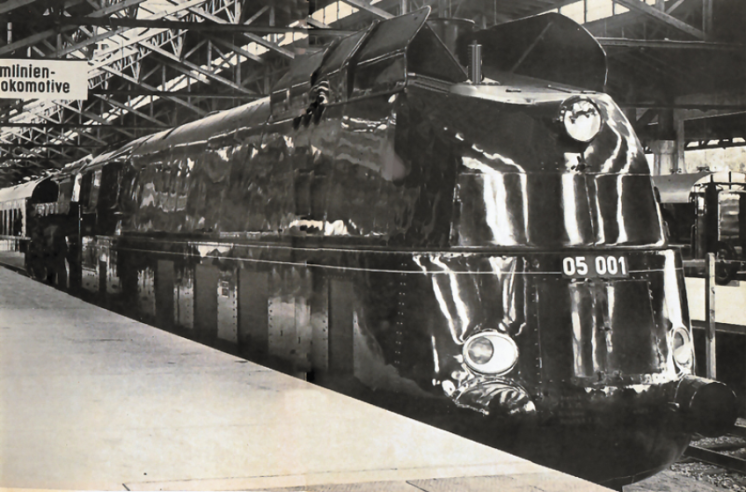 Il superbo streamliner 05-001, primo della serie 05 e capolavoro del costruttore Borsig, fu collaudato nel giugno 1935 tra Amburgo e Berlino. Salvata dalla distruzione durante la guerra, è oggi conservata nel museo di Norimberga ed è stata adorata per tutto il periodo 1950-19. © IXO Collections SAS - Tous droits réservés. Crédits photo © Collection Trainsconsultant-Lamming