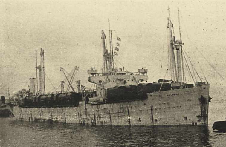 Une vue époustouflante d’un navire, le « Belpareil », arrivant à Cherbourg en juin 1946 avec pas moins de 40 locomotives et 40 tenders posés sur le pont, soit une charge de 7 640 tonnes ! On notera que cette charge, qui n’est pas dans la cale, compromet dangereusement la stabilité du navire.  © IXO Collections SAS - Tous droits réservés. Crédits photo © Collection Trainsconsultant-Lamming