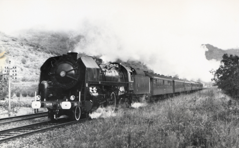 Locomotive 141-R-1187, now preserved, pictured in 1975 in its "exit outfit" (with white rims), and at the head of an amateur train made up of OCEM coaches. © IXO Collections SAS - Tous droits réservés. Crédits photo © Collection Trainsconsultant-Lamming