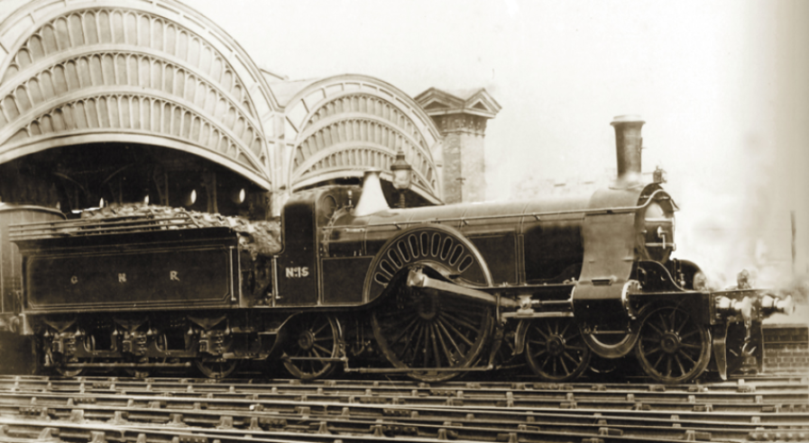 Locomotive à roues libres, dite « single driver » (un essieu moteur), typiquement anglaise et du Great Northern, vue en 1870. Très rapides mais ne pouvant tirer que des trains très légers, elles eurent un règne éphémère. Elles sont chassées par les locomotives à deux ou trois essieux moteurs avant la fin du xixe siècle. © IXO Collections SAS - Tous droits réservés. Crédits photo © Collection Trainsconsultant-Lamming