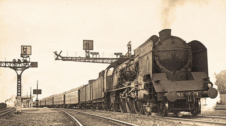 Un magnifique train rapide lourd des années 1950. Les 141-R n’y accèderont pas tout de suite et la locomotive type Pacific, N°231-G-249 ex-PLM, transformée entre 1934 et 1936, reste pour quelques décennies encore la reine des trains de luxe. Ici un train de la CIWL, sans doute en route pour la Côte d’Azur.© IXO Collections SAS - Tous droits réservés. Crédits photo © Collection Trainsconsultant-Lamming