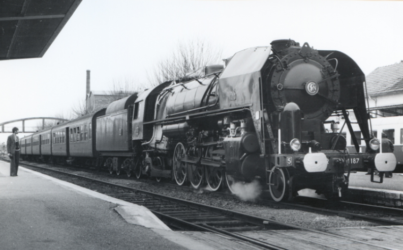 141-R-1187, actualmente conservado en la Cité du Train de Mulhouse y reproducido por IXO, en 1975 en Paray-leMonial, ya restaurado y en perfecto estado, fotografiado por J.H. Renaud. Probablemente se trataba de un tren de asociación de aficionados, ya que el vapor había desaparecido oficialmente de la red de la SNCF.© IXO Collections SAS - Tous droits réservés. Crédits photo © Collection Trainsconsultant-Lamming