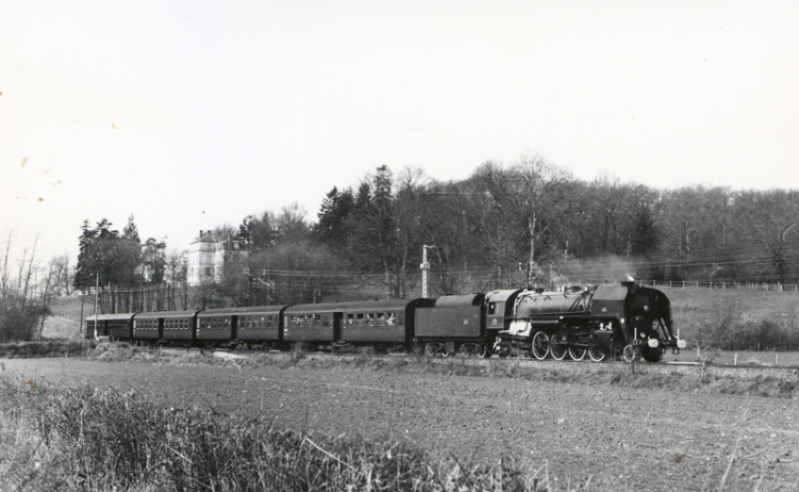 The "Bruhat" carriages, like all SNCF carriages metallised in the 1950s-1960s, were used on regional express trains pulled by 141-Rs. © IXO Collections SAS - Tous droits réservés. Crédits photo © Collection Trainsconsultant-Lamming