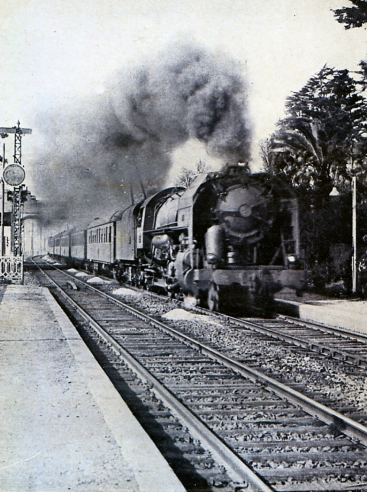 Um comboio noturno de alta velocidade da CIWL, possivelmente o “Train Bleu”, a passar pela estação de Cannes-la-Bocca na década de 1960. O limite de velocidade muito moderado da linha permitia que os comboios “R” circulassem sem chamar a atenção pela sua lentidão. © IXO Collections SAS - Tous droits réservés. Crédits photo © Collection Trainsconsultant-Lamming