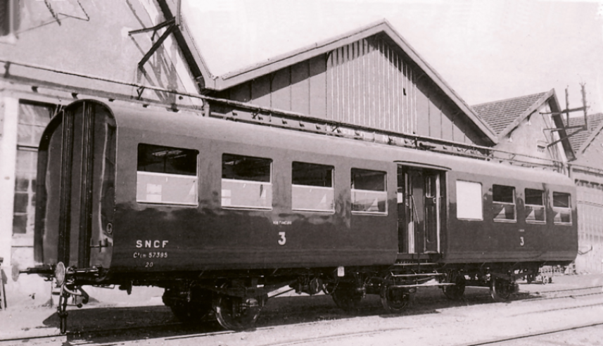 La version 3e classe des « trois pattes ». On notera la présence de toilettes, chose qui a disparu des  trains de banlieue actuels de la SNCF.© IXO Collections SAS - Tous droits réservés. Crédits photo © Collection Trainsconsultant-Lamming