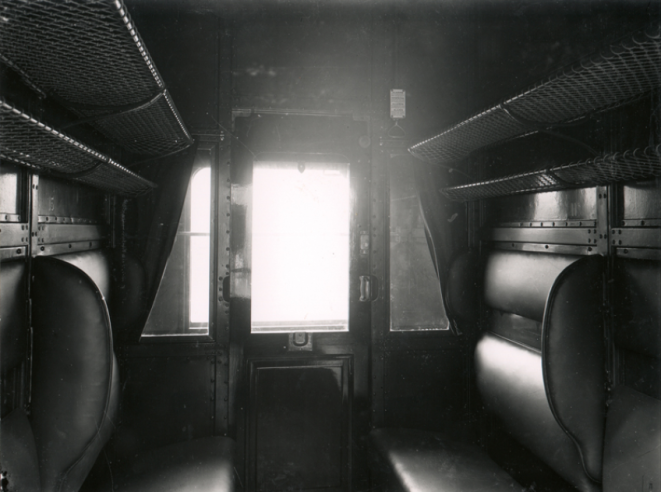 Interior of a PLM 3rd class " three-legged " carriage from 1910. A little dark, but not without comfort. © IXO Collections SAS - Tous droits réservés. Crédits photo © Collection Trainsconsultant-Lamming