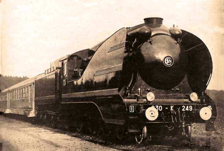 The 230-K-249 locomotive, refurbished for the occasion, tows the heavy Paris-Strasbourg rubber-tyred train, which is ‘stuck’ to the track. © IXO Collections SAS - Tous droits réservés. Crédits photo © Collection Trainsconsultant-Lamming