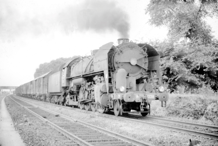 Les 141-R se retrouvent, sur le réseau français, comme « bonnes à tout faire », mais le « tout » sera essentiellement d’innombrables trains de marchandises, longs et lourds, qui sont la seule solution pour redémarrer l’économie nationale. Ici un train de primeurs qu’il faut accélérer sans perdre de temps.© IXO Collections SAS - Tous droits réservés. Crédits photo © Collection Trainsconsultant-Lamming