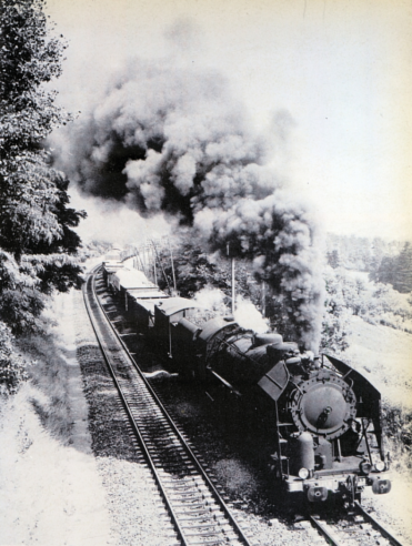 Um 141-R, em pleno esforço, à frente de um comboio pesado na rampa de St-André-le-Gaz para Chabons, perto de Grenoble. Fotografia tirada em 1967 pelo falecido Yves Broncard, um grande fotógrafo e autor ferroviário. A carruagem "M" está atrás do vagão, para o maquinista. © IXO Collections SAS - Tous droits réservés. Crédits photo © Collection Trainsconsultant-Lamming