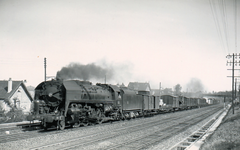 Un train de marchandises dit RO (pour « Régime ordinaire », anciennement « Petite vitesse ») avec ses wagons tous différents et affrétés à l’unité et partiellement remplis. C’est l’époque où, pour la « France  profonde », le chemin de fer et la 141-R assurent tous les transports.© IXO Collections SAS - Tous droits réservés. Crédits photo © Collection Trainsconsultant-Lamming