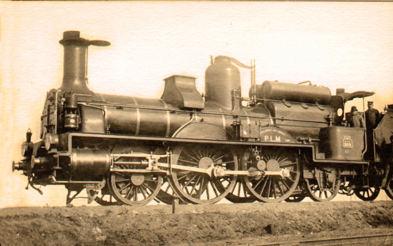 As elegantes linhas da Belle Époque do 111-400 já impressionavam no final do século XIX. A falta de um bogie dianteiro era uma deficiência técnica e estética, que a PLM foi forçada a remediar pouco antes de 1900 com o famoso 220 "Coupe-vent". © IXO Collections SAS - Tous droits réservés. Crédits photo © Collection Trainsconsultant-Lamming