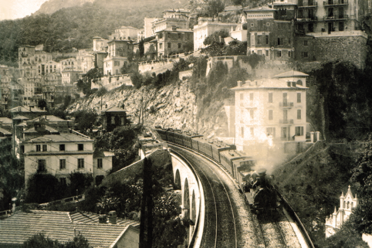 Une 111-400 en tête d’un train de voyageurs régional, sur la Côte d’Azur, vers 1910. Le train est formé de voitures de types différents et on note un manque d’unité. La voie et le viaduc témoignent d’une construction soignée : la Côte d’Azur et son tourisme naissant avaient besoin de leur chemin de fer. © IXO Collections SAS - Tous droits réservés. Crédits photo © Collection Trainsconsultant-Lamming