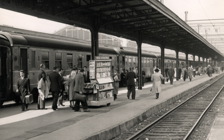 Some very fine trains ran during the golden age of the 141-Rs, which were excluded because their 105 km/h were too modest. Here, the beautiful stainless steel DEV coaches of the Mistral await their 241-P at Gare de Lyon, which will provide a good 120 km/h. With the catenaries, we can see that the electric 2D2s are already capable of 140 km/h. However, the 141-Rs will be able to run luxury trains between Marseille and Nice, where the line's winding route requires a leisurely 100 km/h.© IXO Collections SAS - Tous droits réservés. Crédits photo © Collection Trainsconsultant-Lamming