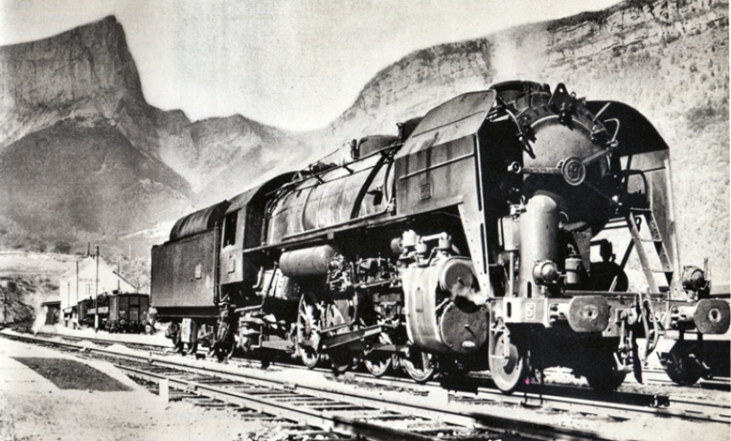 Ihnen blieb nichts erspart... und gleich nach ihrer Indienststellung fanden sich diese tapferen 141-R auf der gefürchteten Gebirgsstrecke, der „Ligne des Alpes“, wieder, die Grenoble über den Croix-Haute-Pass und das Durance-Tal mit Marseille verknüpfte. Auf dem Bild ist eine R zu sehen, die am Bahnhof Clelles-Mens in der Nähe des Passes zu Atem kommt..© IXO Collections SAS - Tous droits réservés. Crédits photo © Collection Trainsconsultant-Lamming