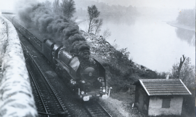 SNCF carriages known as ‘DEV AO’ (for Division des Études de Voitures et Acier Ordinaire) were, due to the fact that they were built in the immediate post-war period, pulled by innumerable 141-Rs for regional trains at, let's say, limited speed. Pictured here is a rare view of 141-R-1187 in 1975, taken by J.H. Renaud during an amateur outing.© IXO Collections SAS - Tous droits réservés. Crédits photo © Collection Trainsconsultant-Lamming