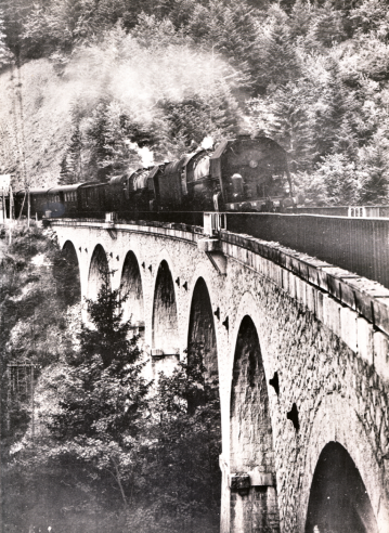 Die Fotos von Lucien-Maurice Vilain, insbesondere von 141-Rs, sind große Klassiker, die immer sorgfältig präsentiert werden. Hier auf dem Bonson-Viadukt auf der Alpenlinie.© IXO Collections SAS - Tous droits réservés. Crédits photo © Collection Trainsconsultant-Lamming