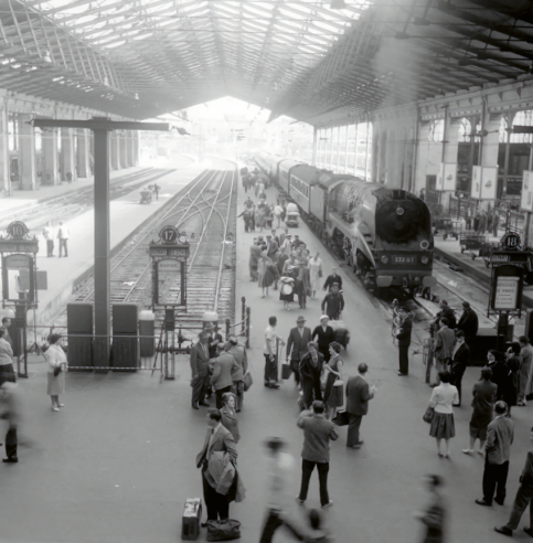 Die prächtige 232 U 1 im Einsatz am Gare du Nord in den 1950er Jahren. Neben der Pacific Chapelon und der 241-P, die beide mit diesem Modell nicht zu vergleichen waren, war die 232 U 1 in der Lage, den harten Bedingungen in den Werkstätten des Depots La Chapelle zu widerstehen.© IXO Collections SAS - Tous droits réservés. Crédits photo © Collection Trainsconsultant-Lamming