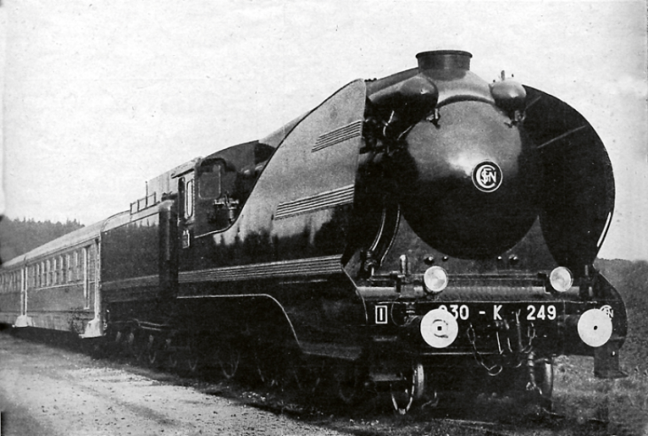 O 230-K-249, ligeiramente aerodinâmico para a ocasião, foi concebido para a penosa tração do "comboio sobre pneus" que a SNCF testou em 1949-1950 na linha Paris-Estrasburgo. Aqui o comboio está no depósito, como se pode ver pelas escadas de acesso. Os conjuntos de comboios Bugatti tiveram um melhor desempenho em termos de velocidade.© IXO Collections SAS - Tous droits réservés. Crédits photo © Collection Trainsconsultant-Lamming