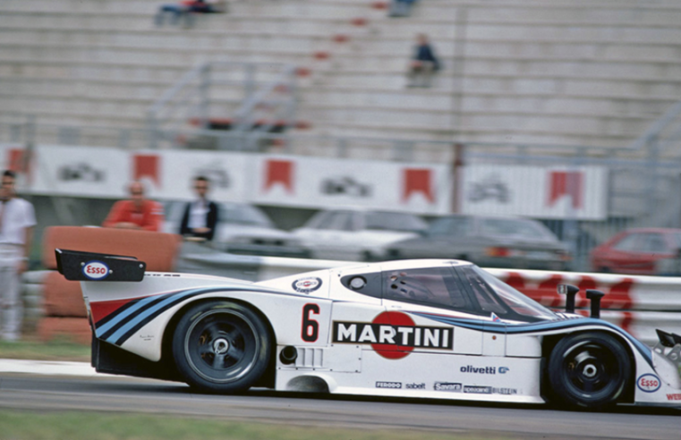 Durante três épocas, entre 1983 e 1985, o Lancia LC2 foi um dos poucos concorrentes capazes de lutar contra a hegemonia do Porsche 956/962 no Grupo C. © IXO Collections SAS - Tous droits réservés. Crédits photo © Lancia D.R.