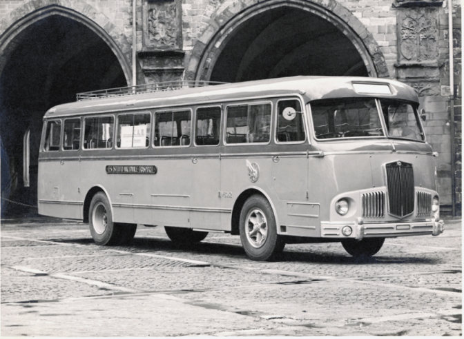 Lancia 703 ESATAU coaches were built by independent coachbuilders such as Bianchi as of 1957. © IXO Collections SAS - Tous droits réservés. Crédits photo © Lancia D.R.