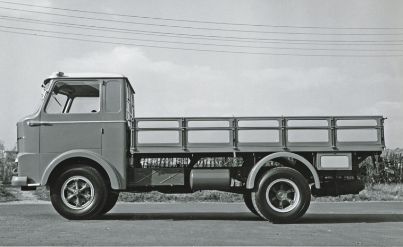 Die Lkw-Baureihe Esadelta mit Kabinenfahrgestell wurde von 1959 bis 1971 hergestellt. Der Esadelta wurde von einem Reihen-6-Zylinder-Motor mit Hubraum von 8,2 Litern angetrieben. © IXO Collections SAS - Tous droits réservés. Crédits photo © Lancia D.R.